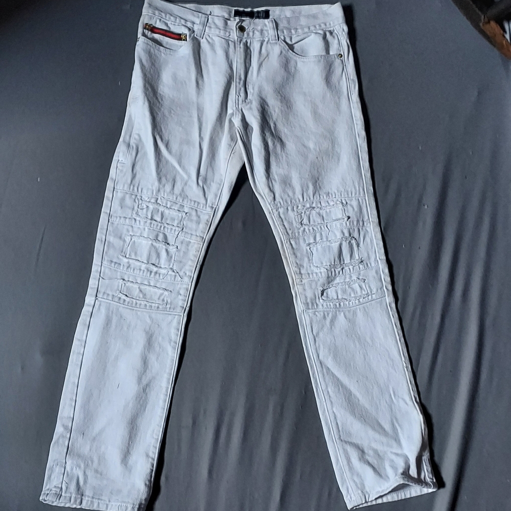 White jeans with distressed legs. Men's 32" x 30" - Picture 4 of 10